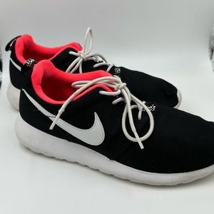Nike Roshe Run Kids Size 7Y/Women 8.5 Shoes Black/White Running Sneakers